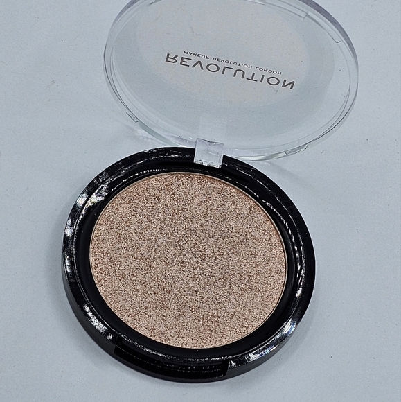 Makeup Revolution Bloom Highlighter - Picture 3 of 5